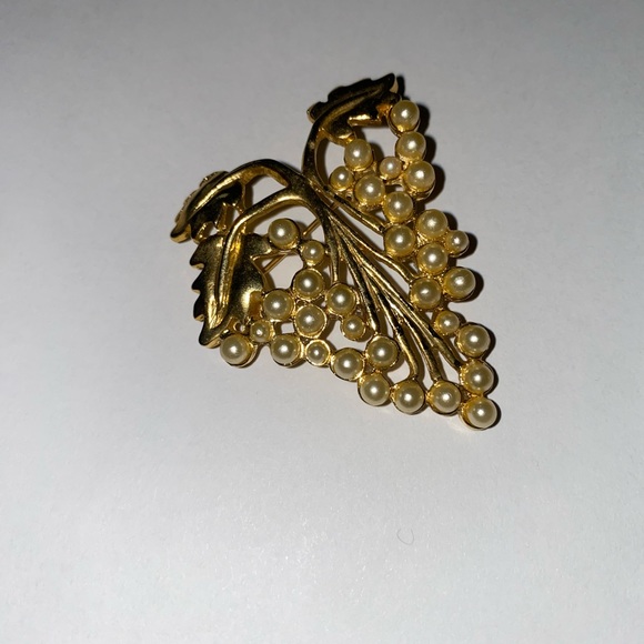 Vintage Trifari Grape brooch with faux pearls - Picture 2 of 7